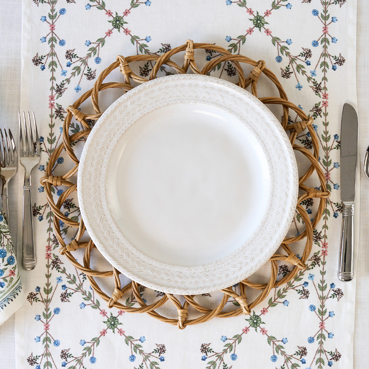 Le Panier Dinner Plate - Whitewash