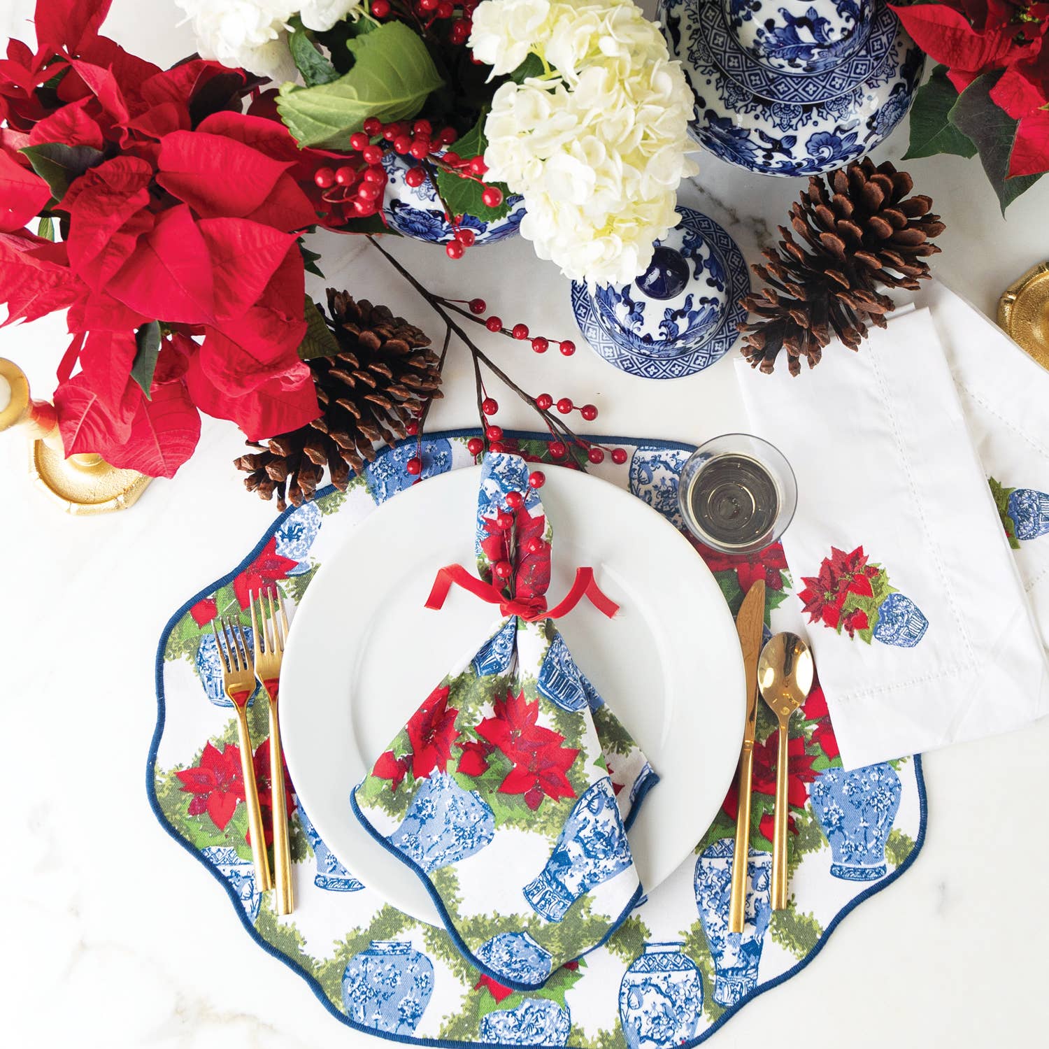 Poinsettias Scalloped Dinner Napkin, Set of 6 (18in sq)