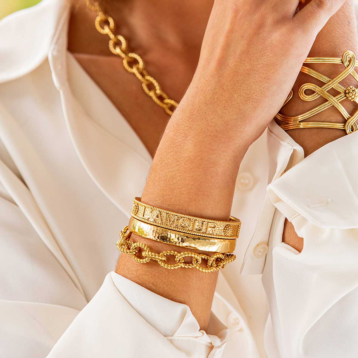 L'Amour Toujour Hinged Bangle in Gold - Capucine de Wulf